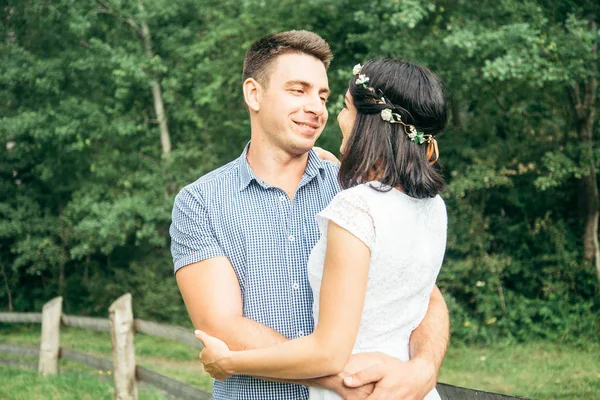 Romantik yeni evli çift sarılma ve öpüşme orman