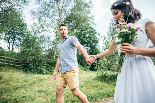 Romantiska nygift par walking av landet — Stockfoto