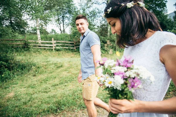 Kırlarda tarafından yürüyüş romantik yeni evli çift
