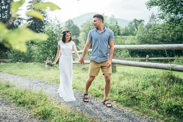 Kırlarda tarafından yürüyüş romantik yeni evli çift