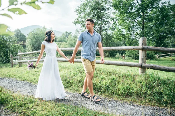 Kırlarda tarafından yürüyüş romantik yeni evli çift