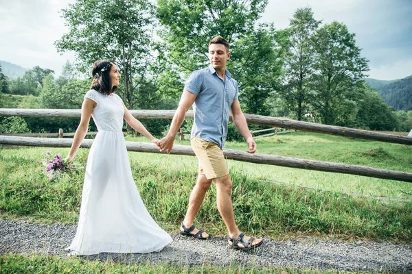 Kırlarda tarafından yürüyüş romantik yeni evli çift