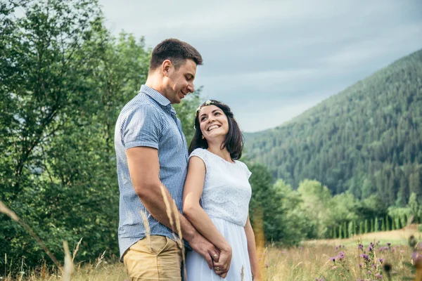 Pareja en el amor caminando en feild con hermosa vista en moutains — Foto de Stock