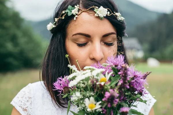 Young pretty woman portrait with flowers in mountains — Stock Photo, Image