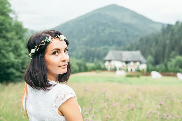 Young pretty woman portrait with flowers in mountains — Stock Photo, Image