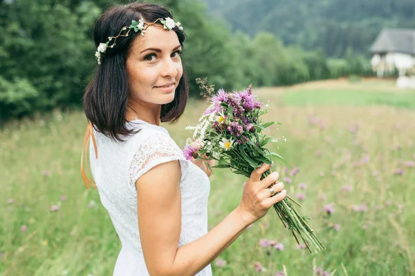 Young pretty woman portrait with flowers in mountains — Stock Photo, Image