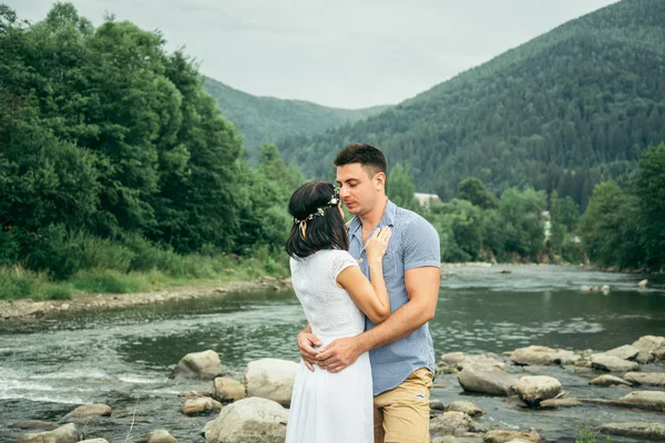 Çift arka plan üzerinde Dağları ile dağ Nehri yakınında standları