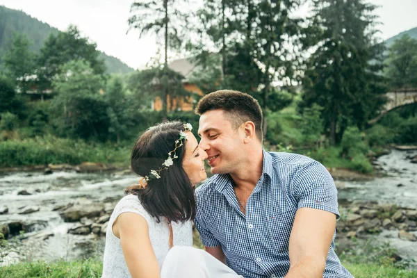 Pareja se sienta cerca de río de montaña — Foto de Stock