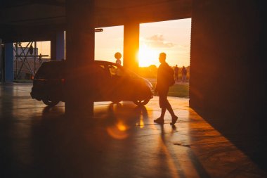 yer araba adam ile otopark araba için yürüyor