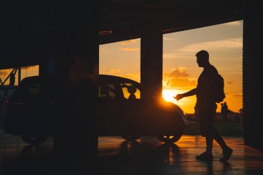 yer araba adam ile otopark araba için yürüyor