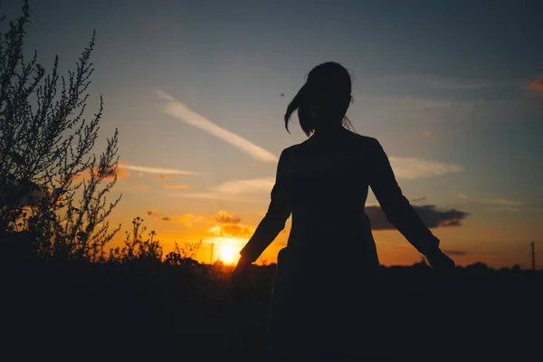 Silhueta de uma mulher com céu noturno — Fotografia de Stock