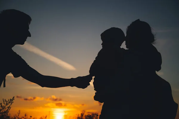 Silueta, niños felices con madre y padre —  Fotos de Stock