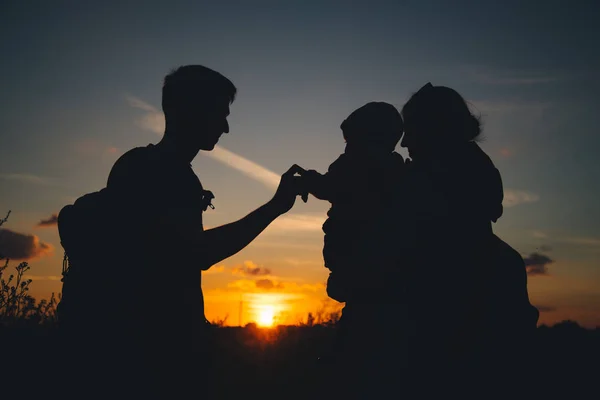 Silhouette, glada barn med mor och far — Stockfoto