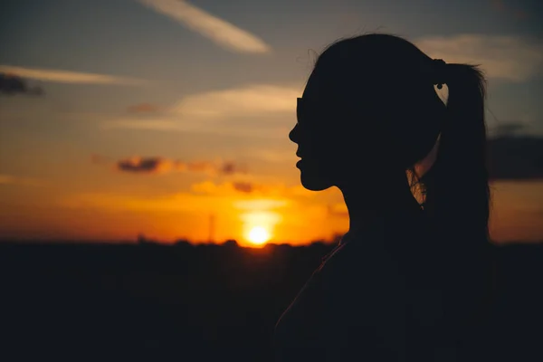 Silhueta de uma mulher com céu noturno — Fotografia de Stock