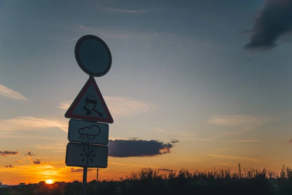 Auto se znaménkem na západ slunce — Stock fotografie