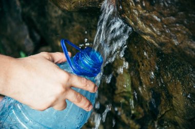 kadın el dağlar su kaynağı şişeden doldurmak