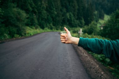 Uzun yürüyüşe çıkan kimse kadının kırsal dağ yolu, el.