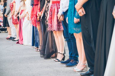 bir grup insan zerafet giysili