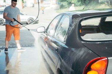 bir köpük hazırlığı parlatma, bir carwash otomobillerde el yıkama araba kullanma
