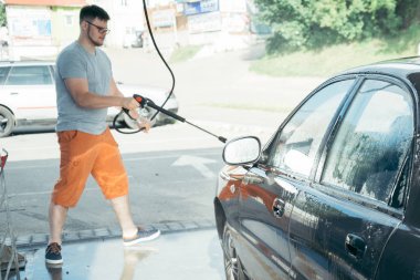 bir köpük hazırlığı parlatma, bir carwash otomobillerde el yıkama araba kullanma