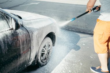 bir köpük hazırlığı parlatma, bir carwash otomobillerde el yıkama araba kullanma