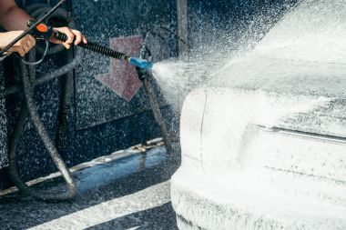 bir köpük hazırlığı parlatma, bir carwash otomobillerde el yıkama araba kullanma