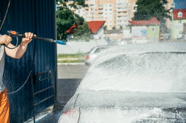 bir köpük hazırlığı parlatma, bir carwash otomobillerde el yıkama araba kullanma