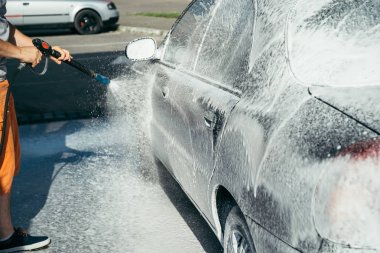 bir köpük hazırlığı parlatma, bir carwash otomobillerde el yıkama araba kullanma