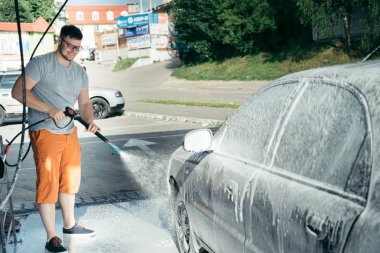 bir köpük hazırlığı parlatma, bir carwash otomobillerde el yıkama araba kullanma