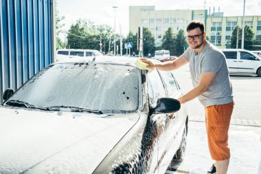 woshing arabasını sünger ile adam