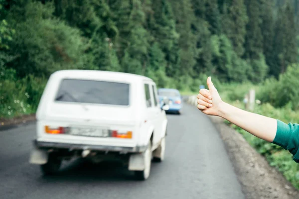 Mano di donna escursionista a strada di montagna rurale . — Foto Stock