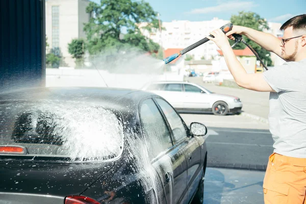 Lavado de coches a mano con una preparación de espuma para pulir, coches en un lavado de coches — Foto de Stock