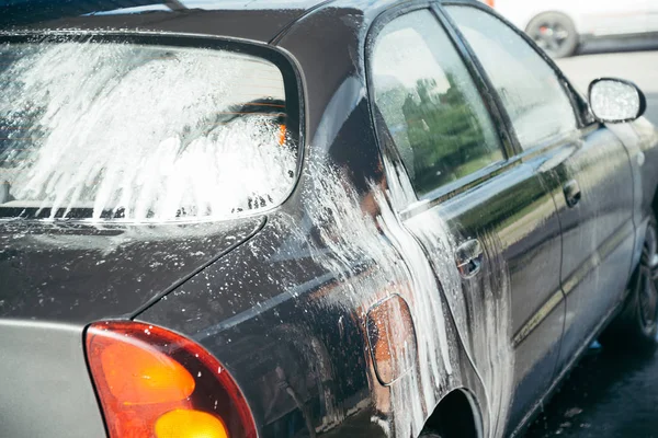 Coche en espuma sobre lavado de coches — Foto de Stock