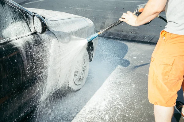Lavado de coches a mano con una preparación de espuma para pulir, coches en un lavado de coches — Foto de Stock