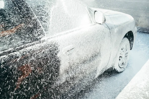 bir köpük hazırlığı parlatma, bir carwash otomobillerde el yıkama araba kullanma