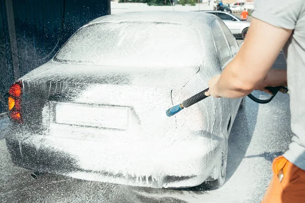 Lavado de coches a mano con una preparación de espuma para pulir, coches en un lavado de coches — Foto de Stock