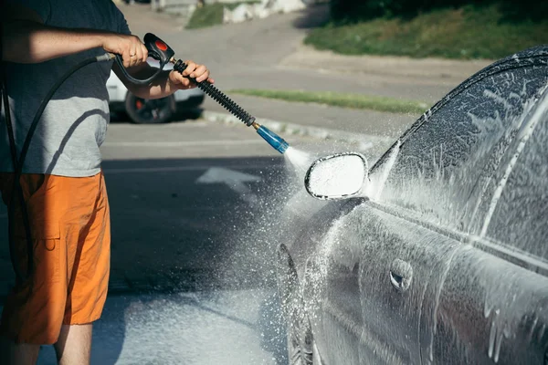 Lavado de coches a mano con una preparación de espuma para pulir, coches en un lavado de coches — Foto de Stock