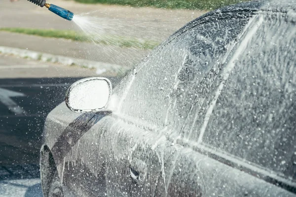 Ruční mytí aut pomocí pěny Příprava na leštění, auta v myčce — Stock fotografie