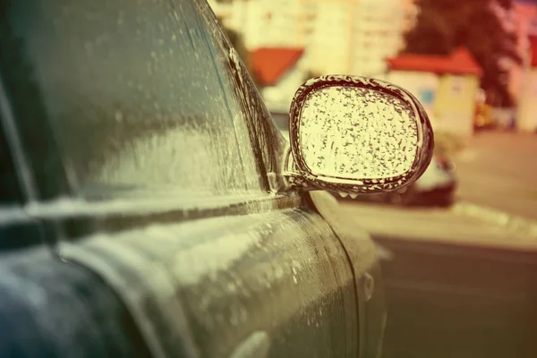 Coche en espuma sobre lavado de coches —  Fotos de Stock