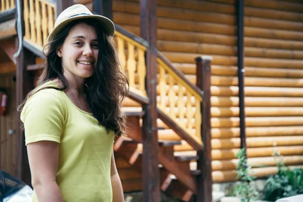 Jovem bonita mulher retrato no chapéu — Fotografia de Stock