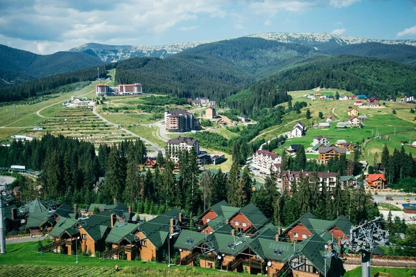 Dağ köyü gün güneşli yaz