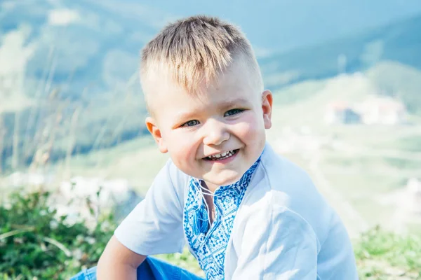 Retrato de un niño feliz en la cima de la montaña —  Fotos de Stock