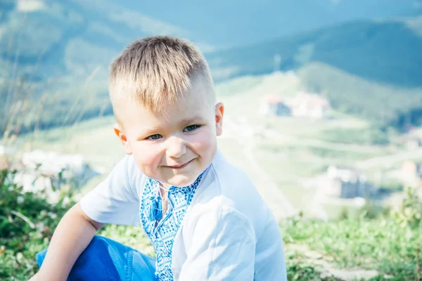 Retrato de un niño feliz en la cima de la montaña —  Fotos de Stock