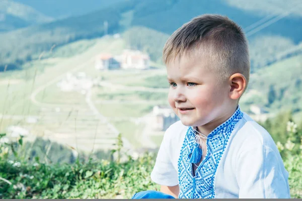 Bu dağ tepe üzerinde mutlu küçük çocuk portresi