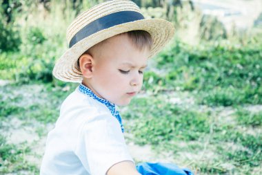 küçük çocuk yere dağların tepesinde oturan