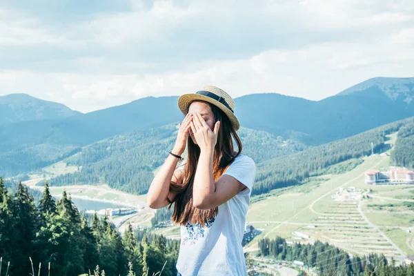 Junge hübsche Frau schließt ihre Augen auf dem Gipfel des Berges — Stockfoto