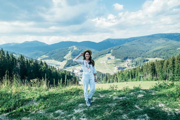 Giovane bella donna che cammina sulla vetta della montagna — Foto Stock