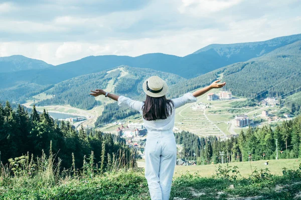 Giovane bella donna che cammina sulla vetta della montagna — Foto Stock