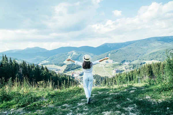 Giovane bella donna che cammina sulla vetta della montagna — Foto Stock