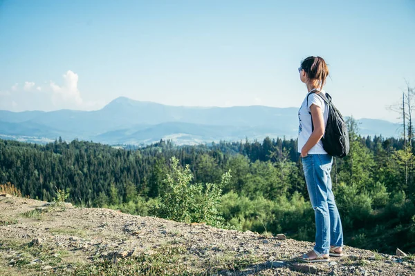 Mulher desfrutar de vista panorâmica do topo da montanha — Fotografia de Stock